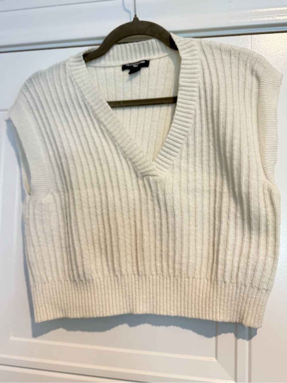 PrettyLittleThing Cream Ribbed V-Neck Cropped Fit Sweater Vest